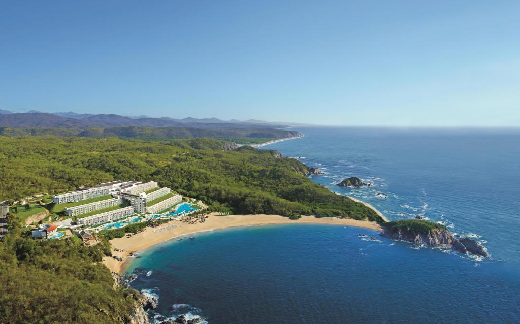 z powietrza widok na plażę i ocean w obiekcie Secrets Huatulco Resort & Spa w mieście Santa Cruz Huatulco
