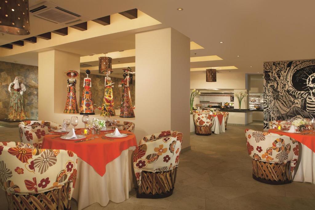 Un restaurante o sitio para comer en Secrets Huatulco Resort & Spa