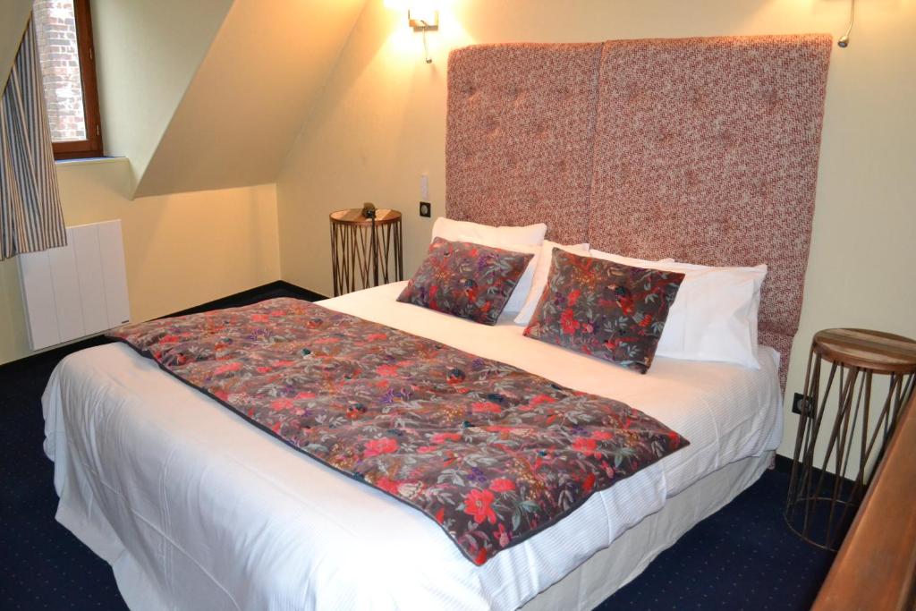 Postel nebo postele na pokoji v ubytování Logis Hôtel & Restaurant - Les Hauts de Montreuil