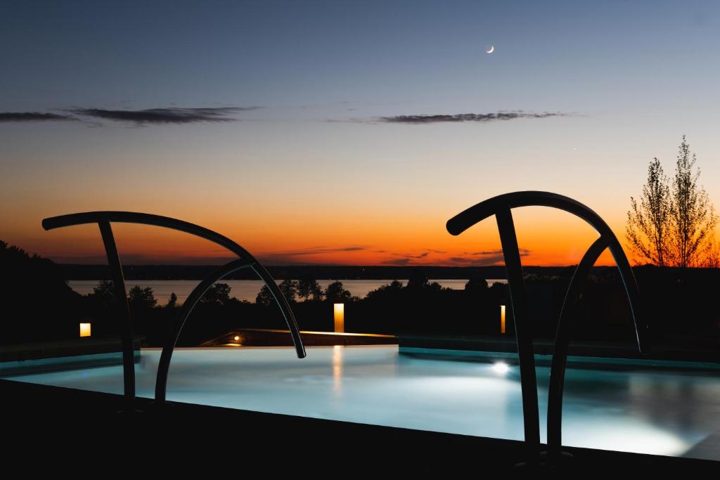 Bazén v ubytování Inns of Aurora Resort & Spa nebo v jeho okolí