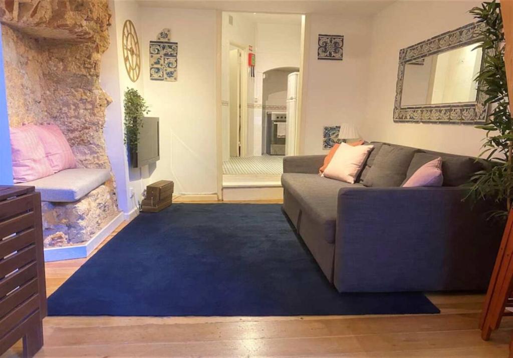 un soggiorno con divano e tappeto blu di Historical Bica - 3 Bedroom Apartment a Lisbona