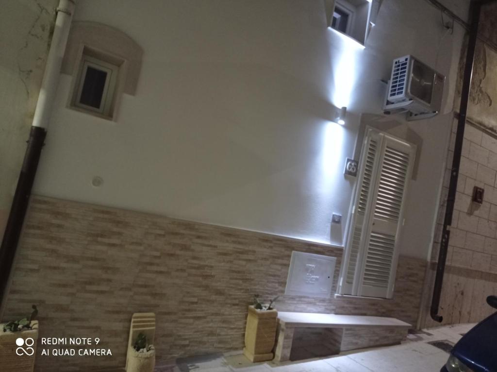 Zimmer mit einer weißen Wand und einer Tür in der Unterkunft Suite per famiglie"Civico 65" in Palagianello