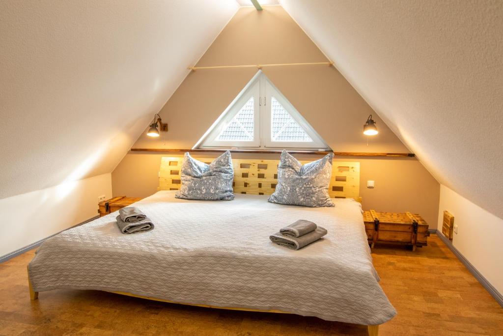 1 dormitorio con 1 cama grande y toallas. en Maisonette-Ferienwohnung Karla, en Ostseebad Karlshagen