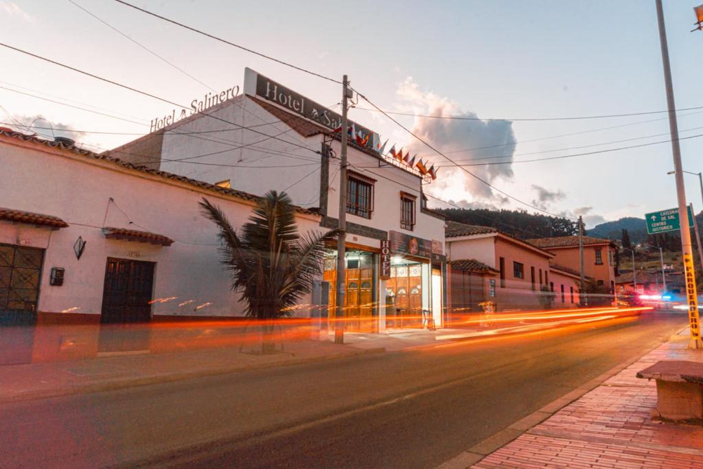 una calle con un edificio con un fuego en el fondo en Hotel Salinero - Zipaquirá, en Zipaquirá