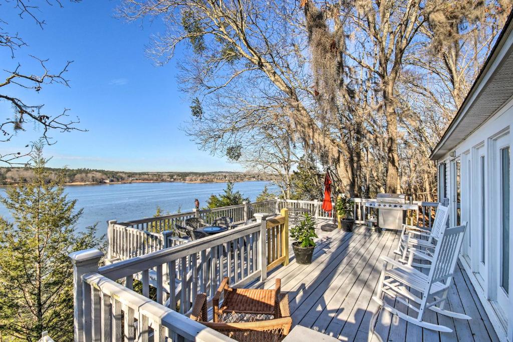 porche con sillas y vistas al agua en Waterfront Camden Home with Grill On Lake Wateree!, en Camden