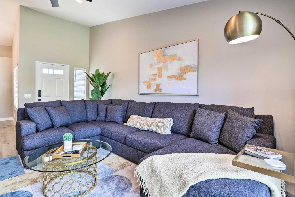 Posezení v ubytování Chic Palm Desert Condo with Resort-Style Amenities!