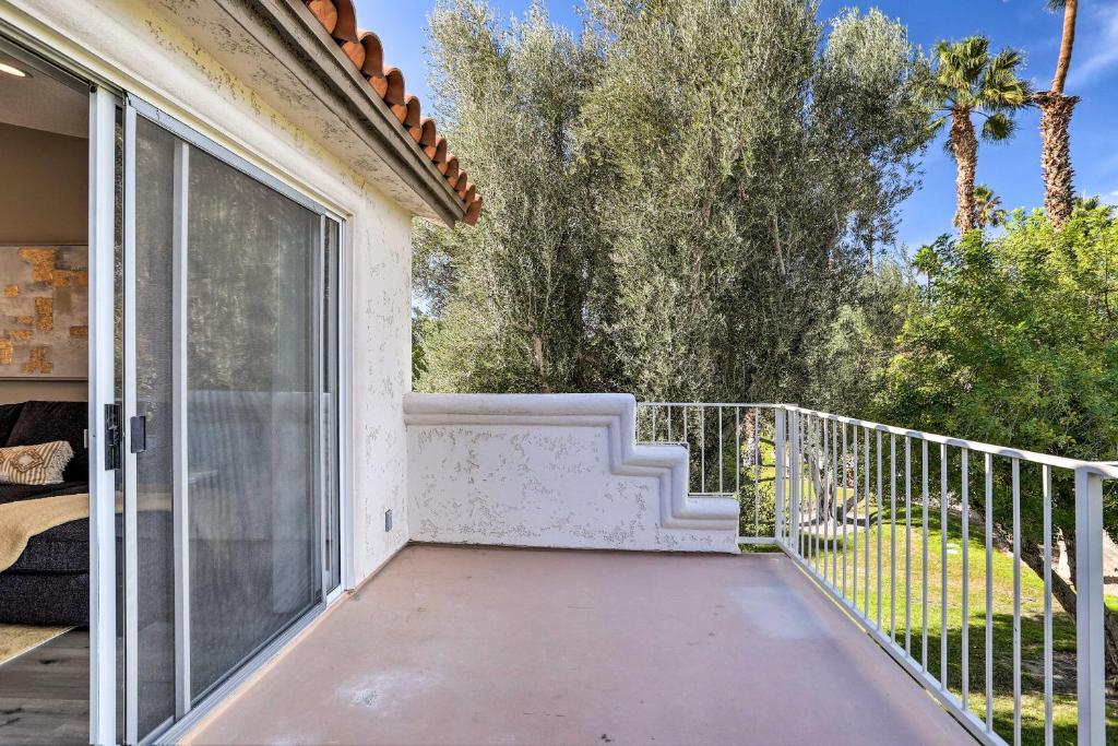 Balkón nebo terasa v ubytování Chic Palm Desert Condo with Resort-Style Amenities!