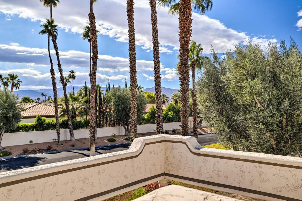 Zahrada ubytování Chic Palm Desert Condo with Resort-Style Amenities!