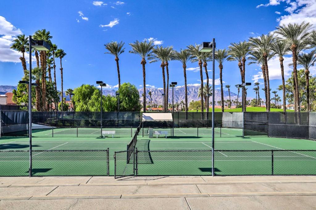 Tenis a/nebo squash v ubytování Chic Palm Desert Condo with Resort-Style Amenities! nebo okolí