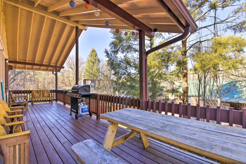 una terraza de madera con mesa de picnic y parrilla en Cozy Payson Cabin Retreat in National Forest!, en Payson