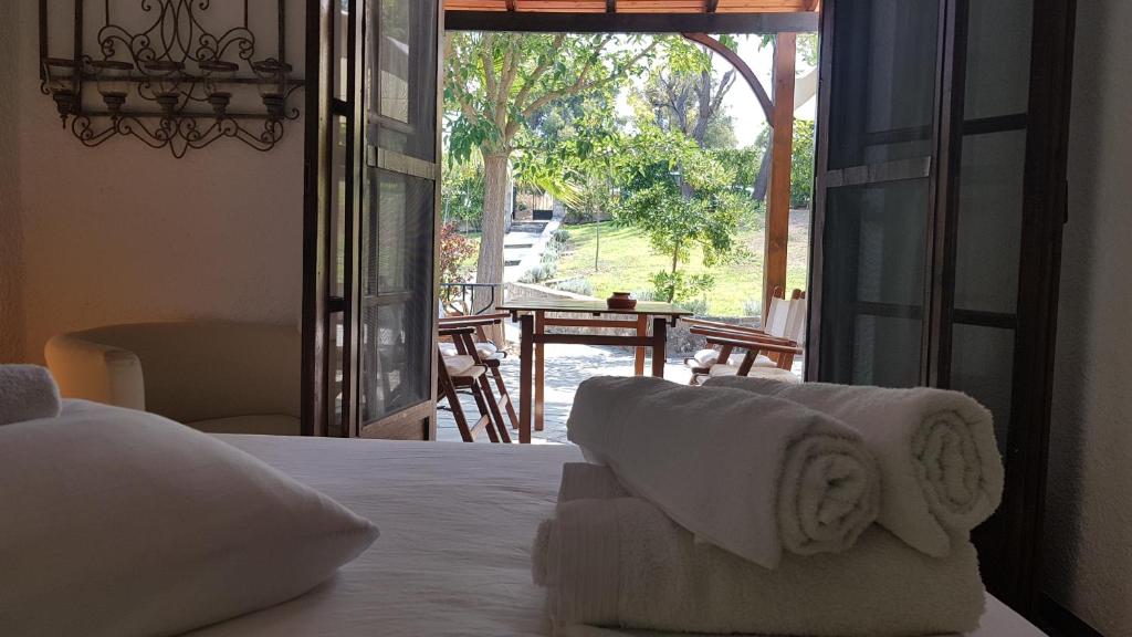 ein Hotelzimmer mit einem Bett mit Handtüchern darauf in der Unterkunft Konstantinos's luxury residence Sani in Sani Beach