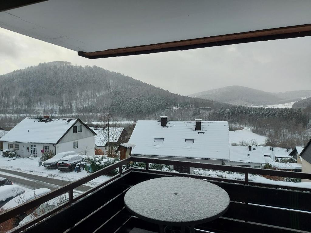 ein Balkon mit Blick auf einen schneebedeckten Berg in der Unterkunft Ferienwohnung See & Bergblick in Winterberg