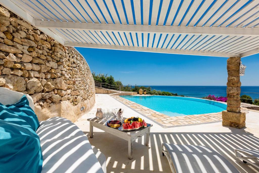 Basen w obiekcie Villa Valeria by Perle di Puglia lub w pobliżu
