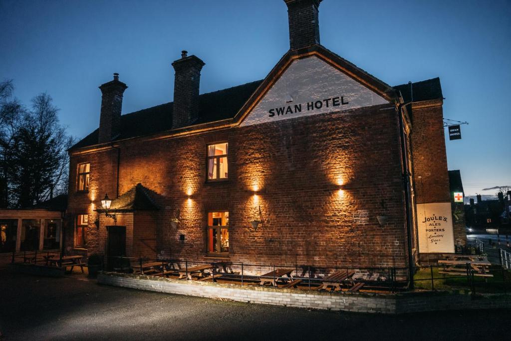 um edifício de tijolos com uma placa que lê pequeno hotel em The Swan Hotel em Newport