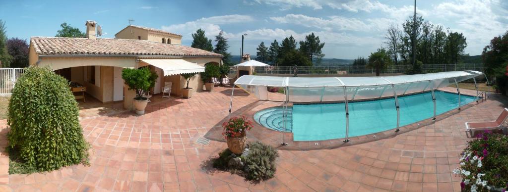 Bazén v ubytování Villa Lazuel, piscine privée chauffée, vue panoramique et jardin clos nebo v jeho okolí