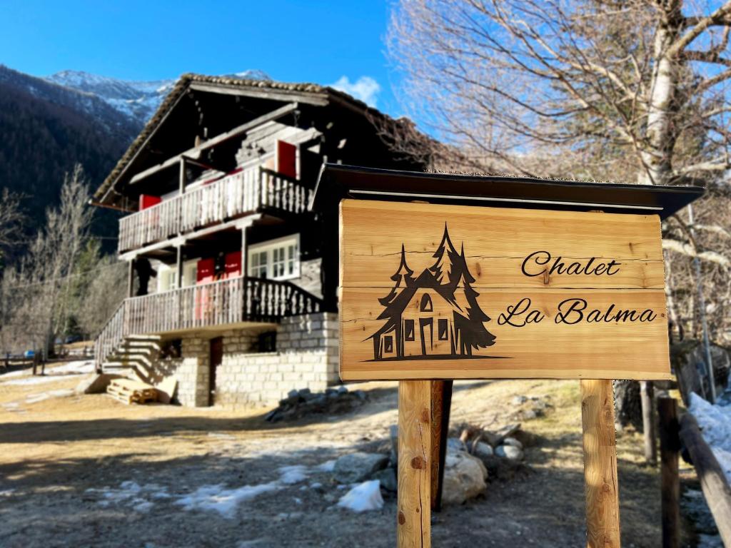 a wooden sign in front of a house at Chalet La Balma in Macugnaga