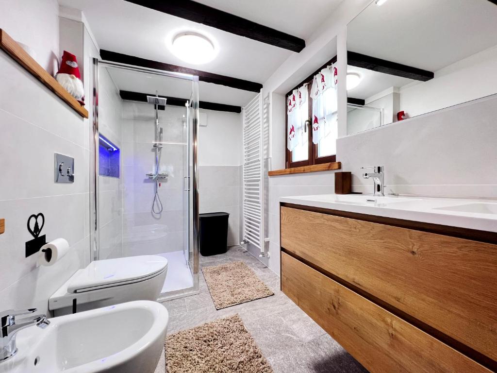 A bathroom at Chalet La Balma