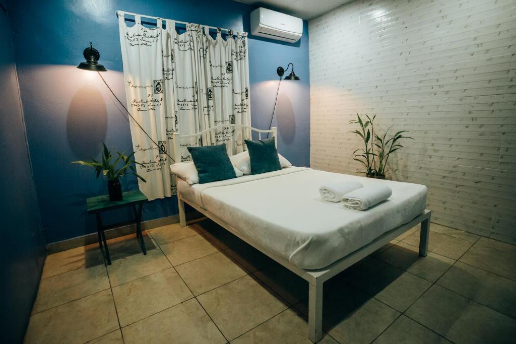 Postel nebo postele na pokoji v ubytování Hostal & Café Travelers