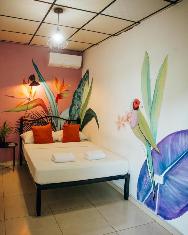 Postel nebo postele na pokoji v ubytování Hostal & Café Travelers