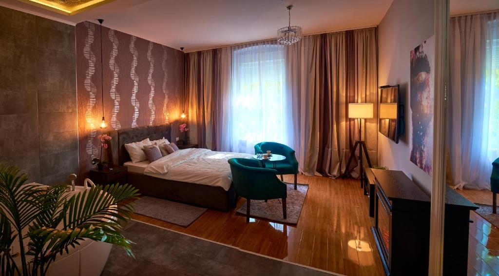 una camera con letto, sedia e scrivania di Restoran Orijent 5 a Sombor
