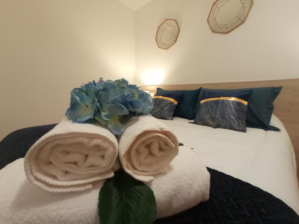 um quarto com uma cama com toalhas em Apartamento Baztan - Arraioz em Arráyoz