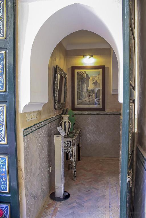 TV a/nebo společenská místnost v ubytování Riad Dar Habiba by Garden Wonders