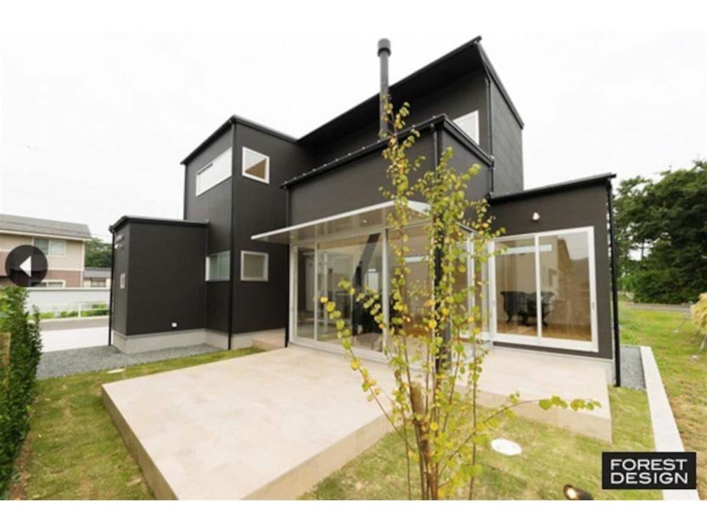 uma casa preta com muitas janelas em Minshuku Kakutani Hitohira - Vacation STAY 16023v em Wada