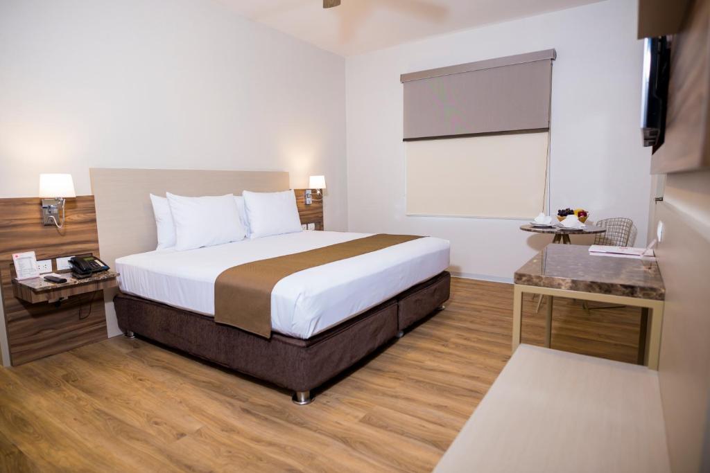 Postel nebo postele na pokoji v ubytování DM Hoteles Tacna