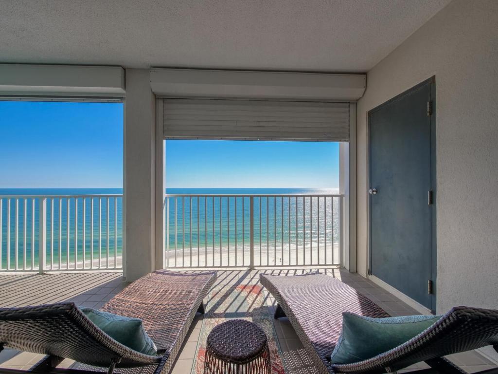 d'un balcon avec des chaises et une vue sur l'océan. dans l'établissement Pelican Pointe 1505 by Vacation Homes Collection, à Orange Beach