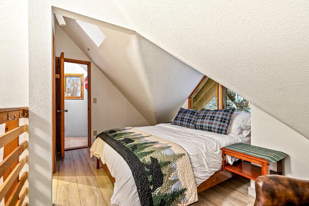 Postel nebo postele na pokoji v ubytování Cozy Tree & Ski House