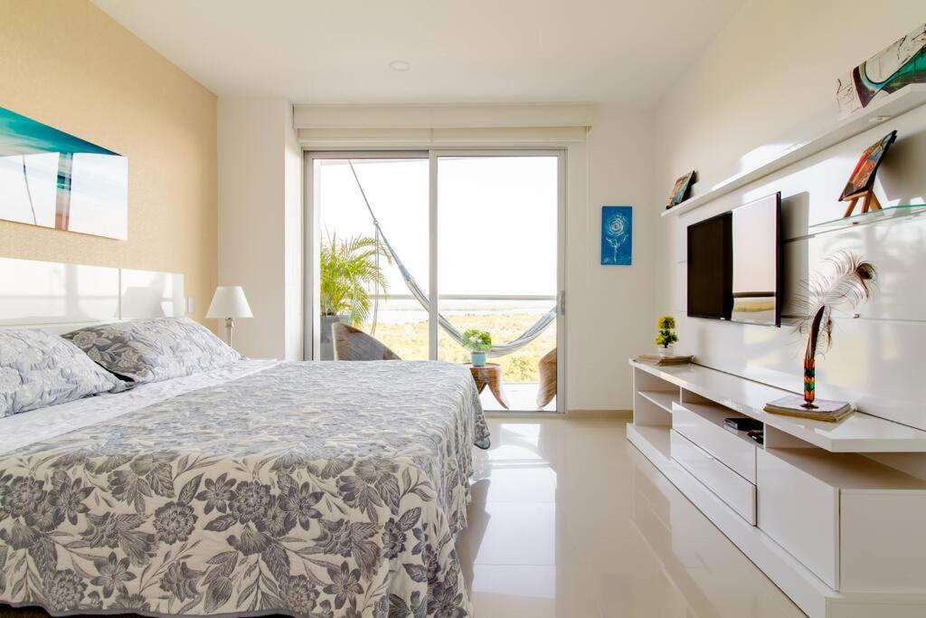 TV a/nebo společenská místnost v ubytování Hermoso apartamento con todas las comodidades acceso directo a la playa Morros Epic sector La Boquilla cumple protocolos de bioseguridad