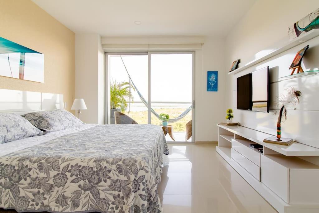 TV a/nebo společenská místnost v ubytování Hermoso apartamento con todas las comodidades acceso directo a la playa Morros Epic sector La Boquilla cumple protocolos de bioseguridad