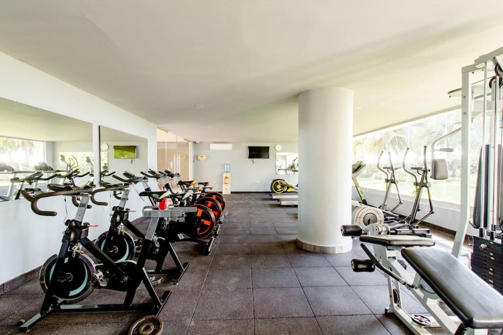 Fitness centrum a/nebo fitness zařízení v ubytování Hermoso apartamento con todas las comodidades acceso directo a la playa Morros Epic sector La Boquilla cumple protocolos de bioseguridad