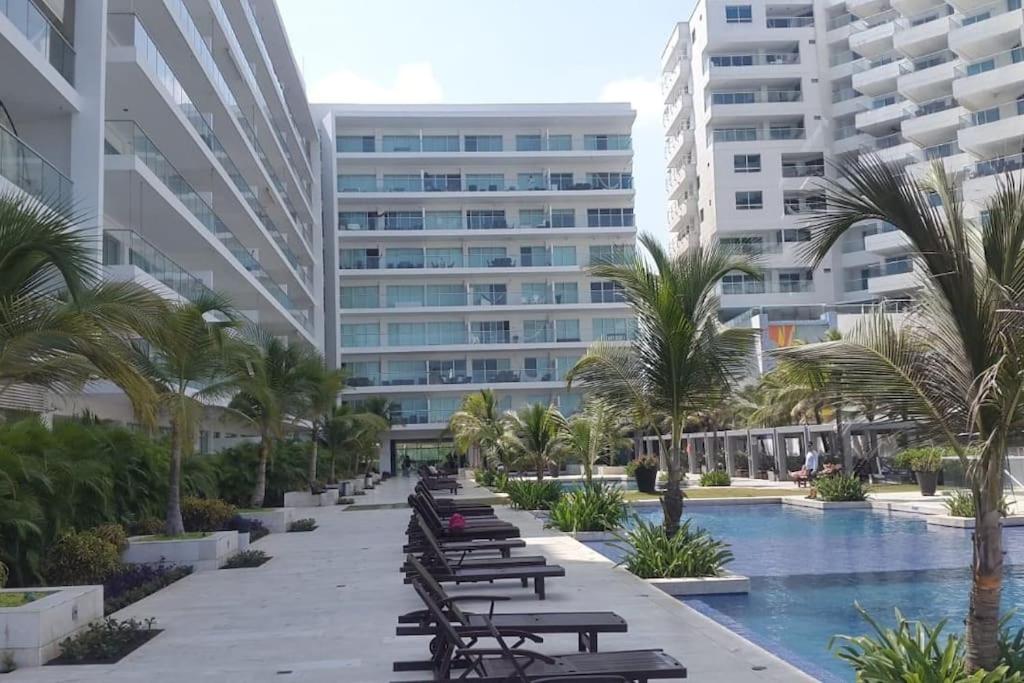 Bazén v ubytování Hermoso apartamento con todas las comodidades acceso directo a la playa Morros Epic sector La Boquilla cumple protocolos de bioseguridad nebo v jeho okolí