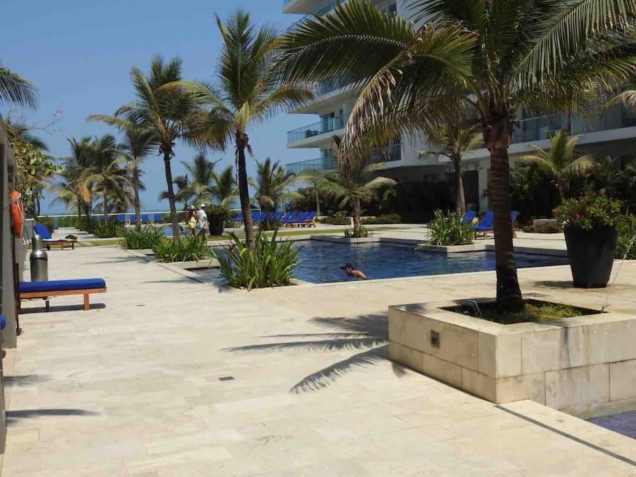 Bazén v ubytování Hermoso apartamento con todas las comodidades acceso directo a la playa Morros Epic sector La Boquilla cumple protocolos de bioseguridad nebo v jeho okolí
