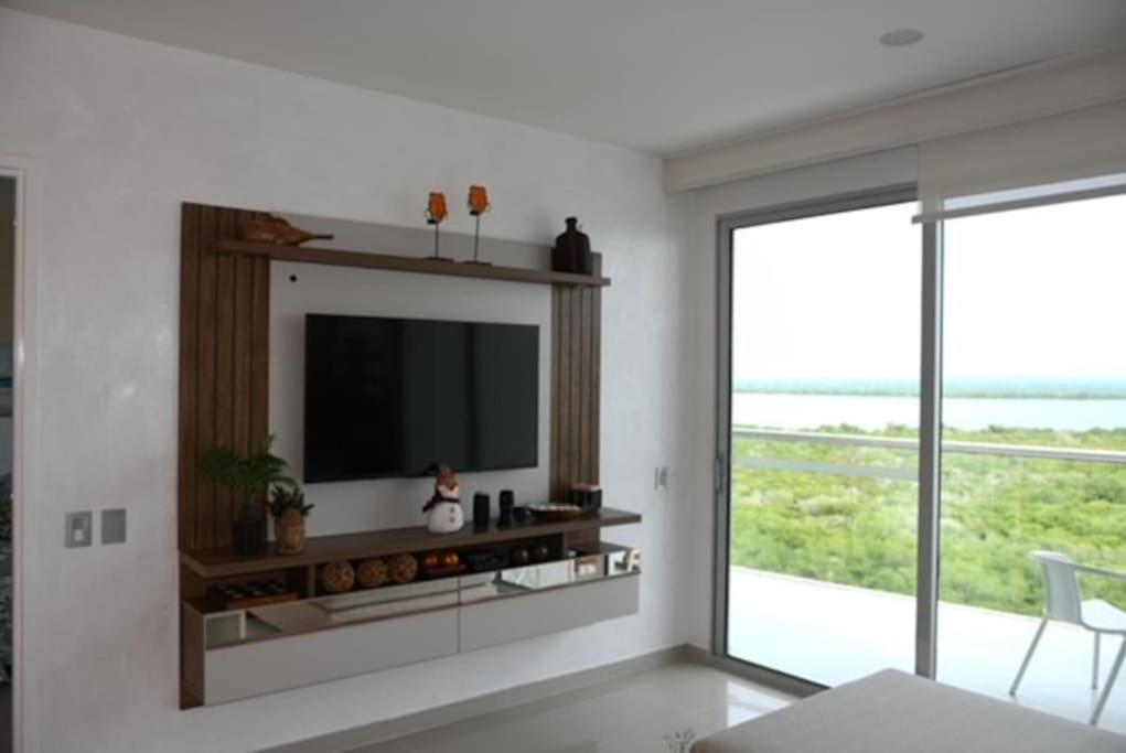 TV a/nebo společenská místnost v ubytování Hermoso apartamento con todas las comodidades acceso directo a la playa Morros Epic sector La Boquilla cumple protocolos de bioseguridad