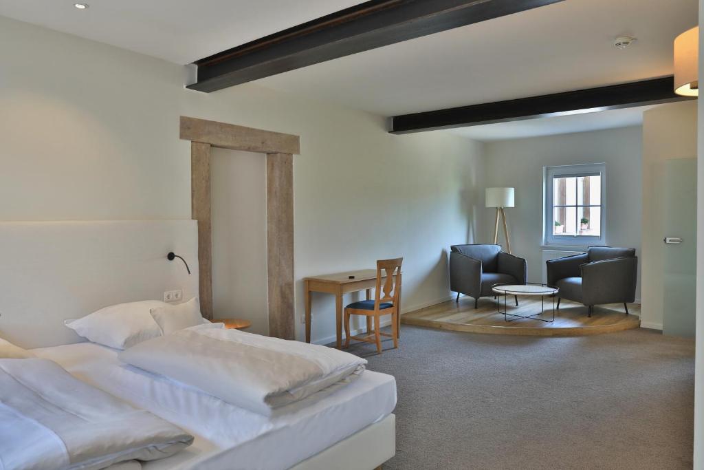 Postel nebo postele na pokoji v ubytování Landidyll Hotel Klostermühle