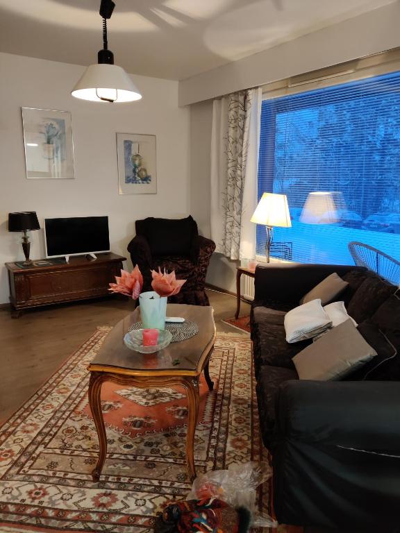 uma sala de estar com um sofá e uma mesa de centro em Pikkukoti Nonna em Keuruu