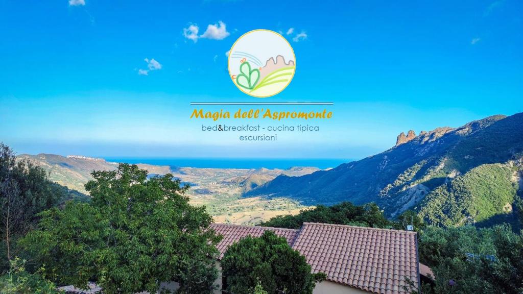 Magia dell'Aspromonte في Ciminà: اطلالة على الجبال مع شعار mru acidasaho