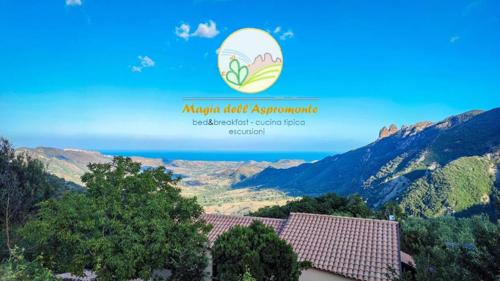 vista sulle montagne con il logo mru acidazaho di Magia dell'Aspromonte a Ciminà