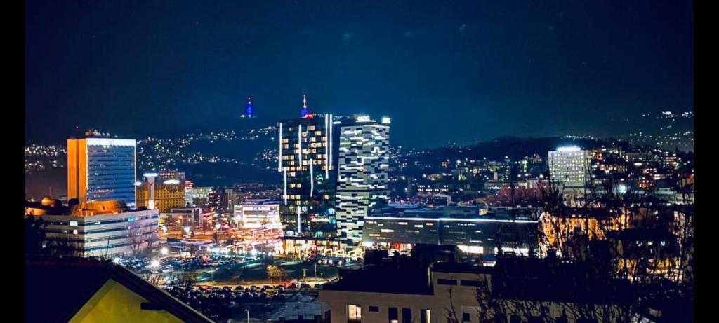 Nespecifikovaný výhled na destinaci Sarajevo nebo výhled na město při pohledu z apartmánu