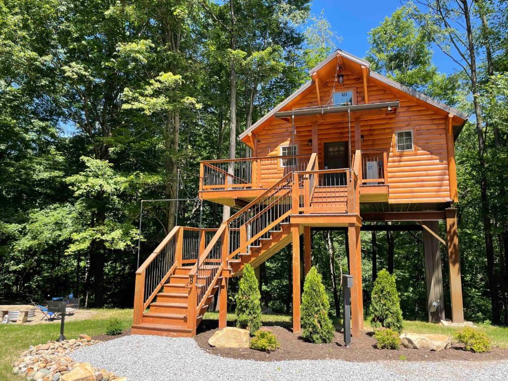 Cricket Hill Treehouse B by Amish Country Lodging, Millersburg