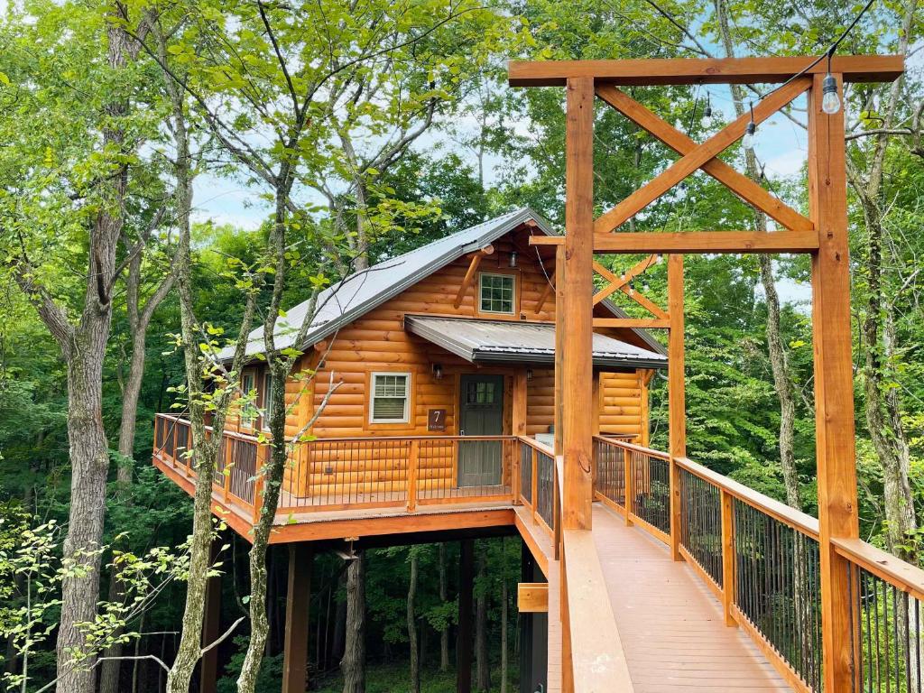 ミラーズバーグにあるTreehouse #7 by Amish Country Lodgingの散歩道付木造家屋