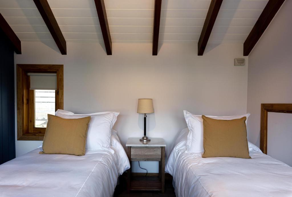 Ένα ή περισσότερα κρεβάτια σε δωμάτιο στο Oliver Mountain Home Blue