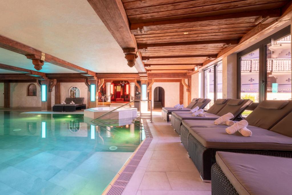 Bazén v ubytování Alpin & Wellness Resort Hotel Ludwig Royal nebo v jeho okolí