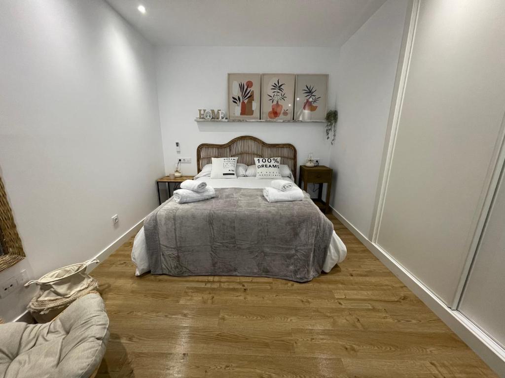 A bed or beds in a room at Oktheway Real Historic Small