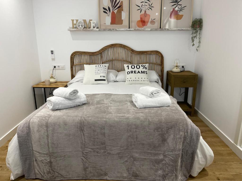 A bed or beds in a room at Oktheway Real Historic Small