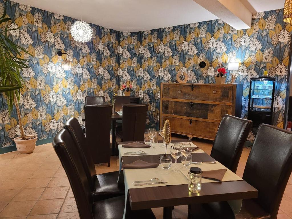 Posezení v ubytování Logis Hôtel Restaurant L'Escapade