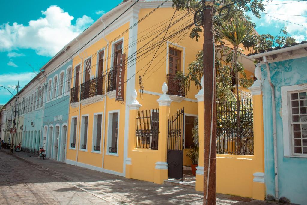 un edificio amarillo y azul al lado de una calle en Casa Pretahub, en Cachoeira