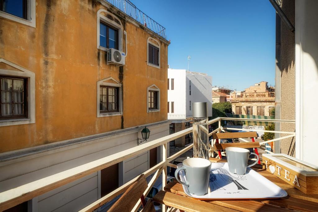 A balcony or terrace at New Apartment in the Heart of Plaka